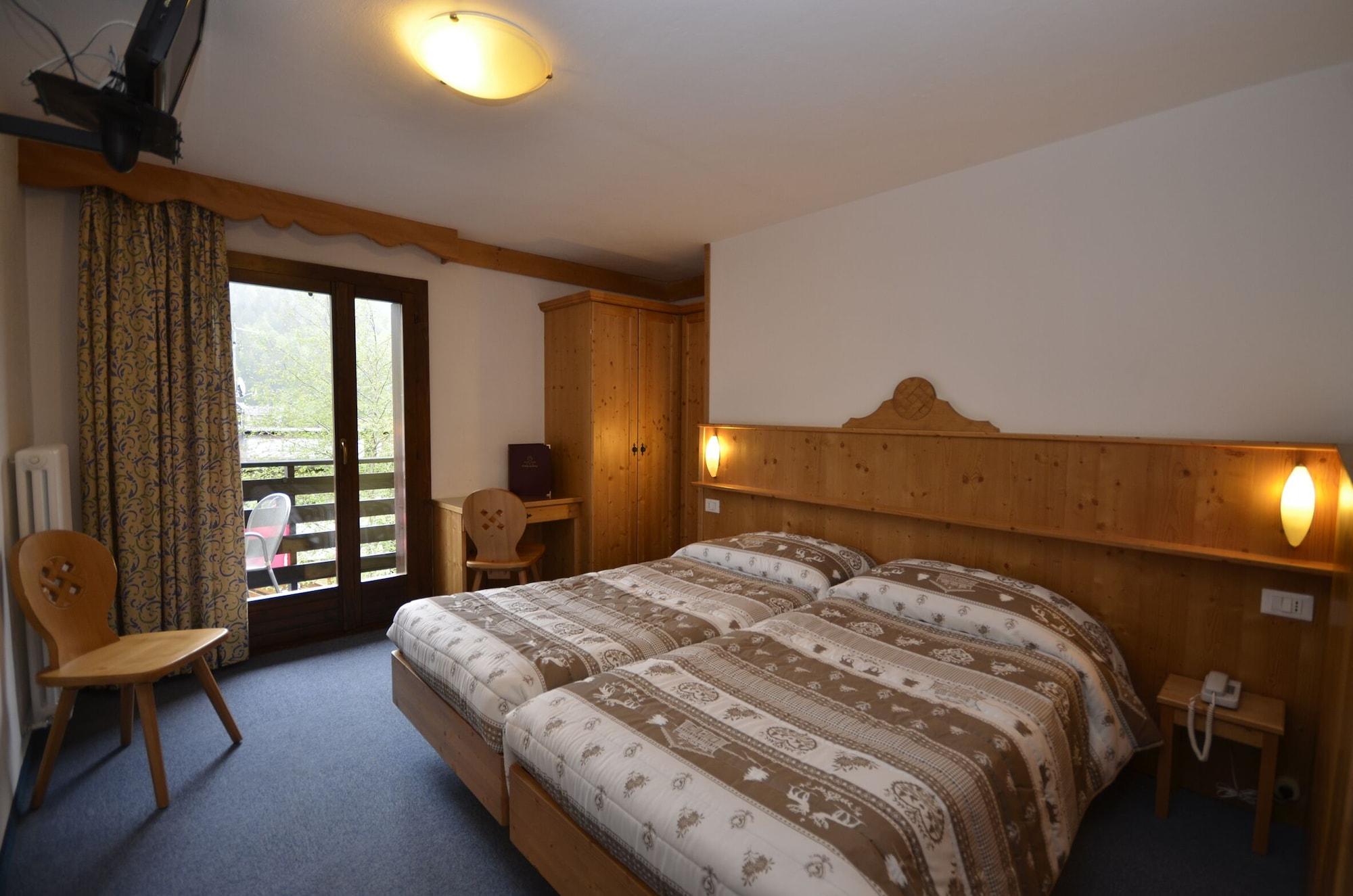 Hotel Cime D'Oro มาดอนนาดีกัมปิโญ ภายนอก รูปภาพ