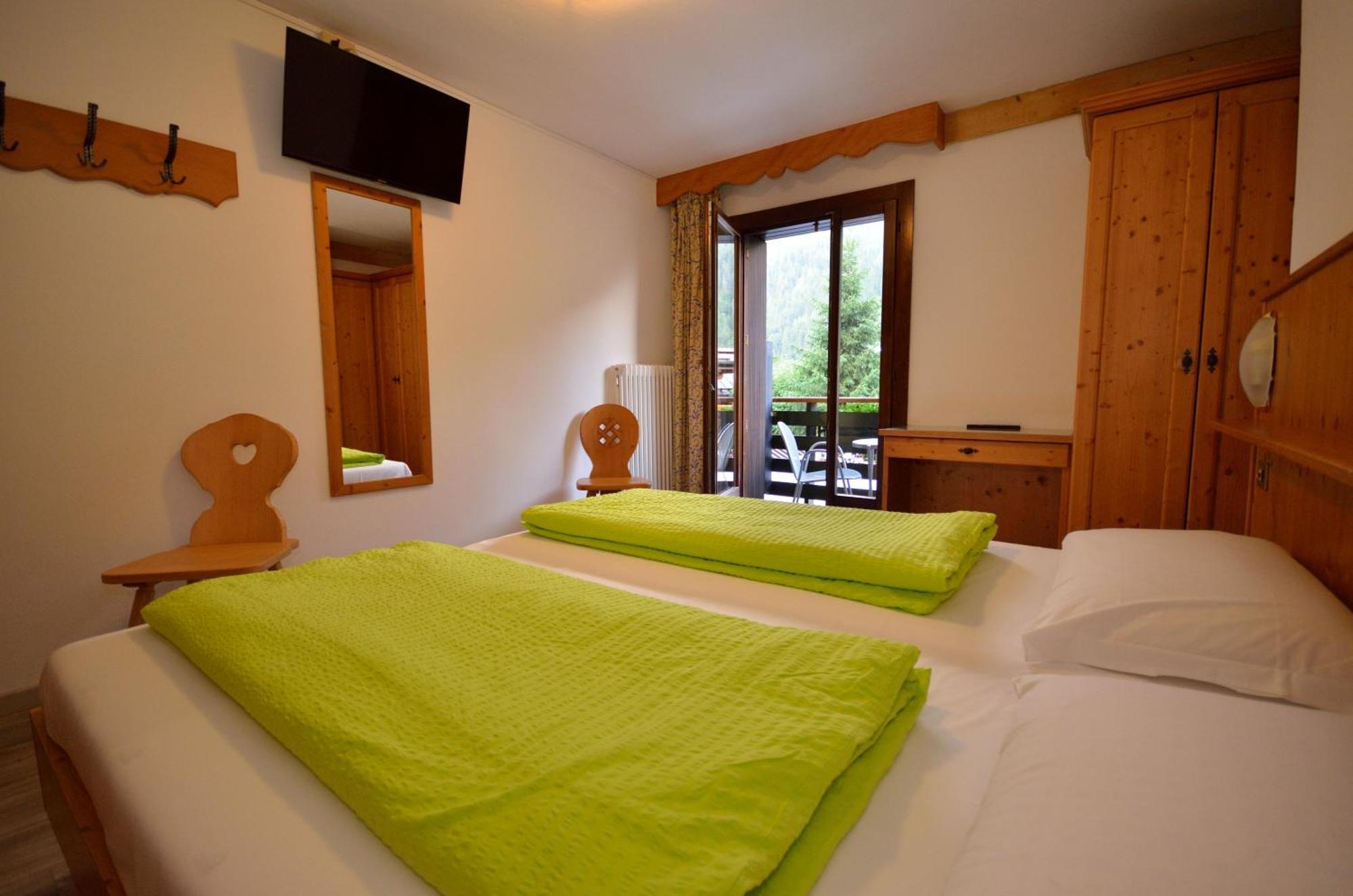 Hotel Cime D'Oro มาดอนนาดีกัมปิโญ ภายนอก รูปภาพ